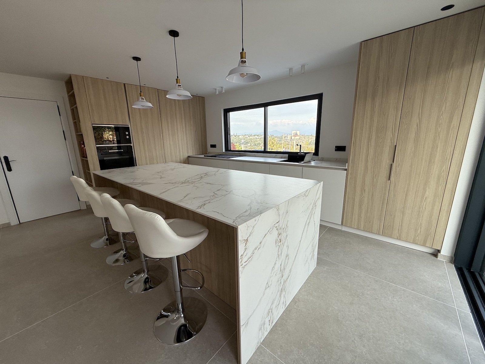 Modern and fully equipped kitchen